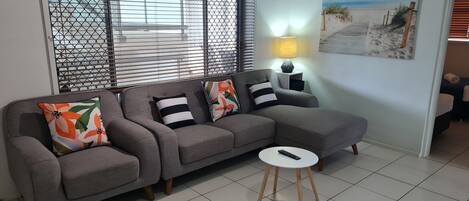 Apartment, 2 Bedrooms, Beachside | Living area
