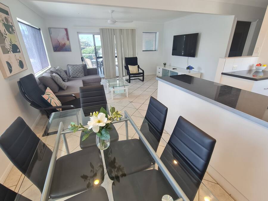 Apartment, 3 Bedrooms, Beachside | Living area