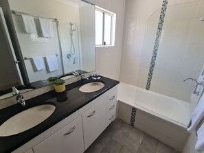 Apartment, 3 Schlafzimmer, am Strand | Badezimmer | Dusche, Haartrockner, Handtücher, Seife