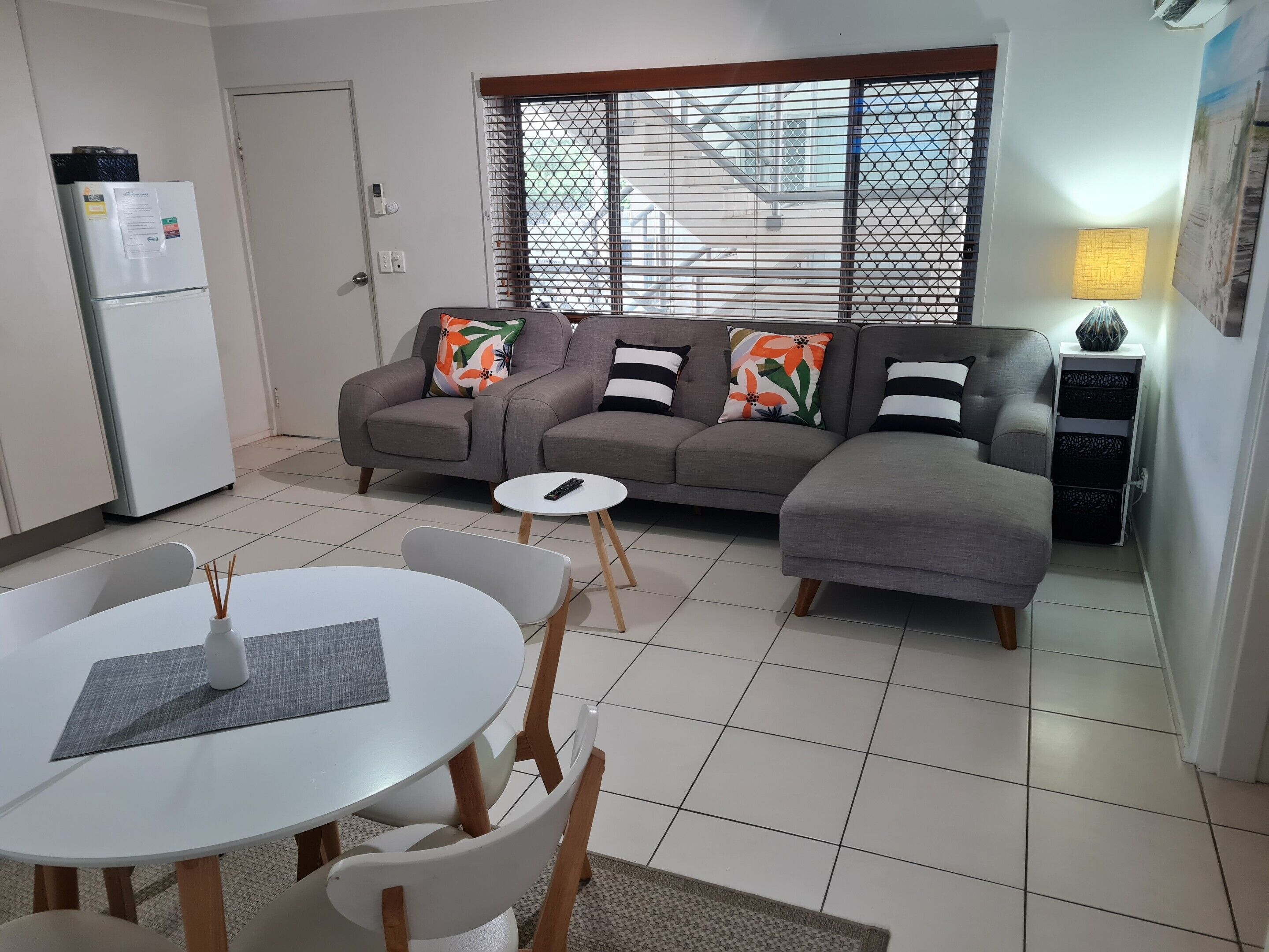 Apartamento, 2 habitaciones, junto a la playa | Zona de estar | Una televisión