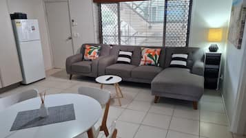 Apartamento, 2 habitaciones, junto a la playa | Zona de estar | Una televisión