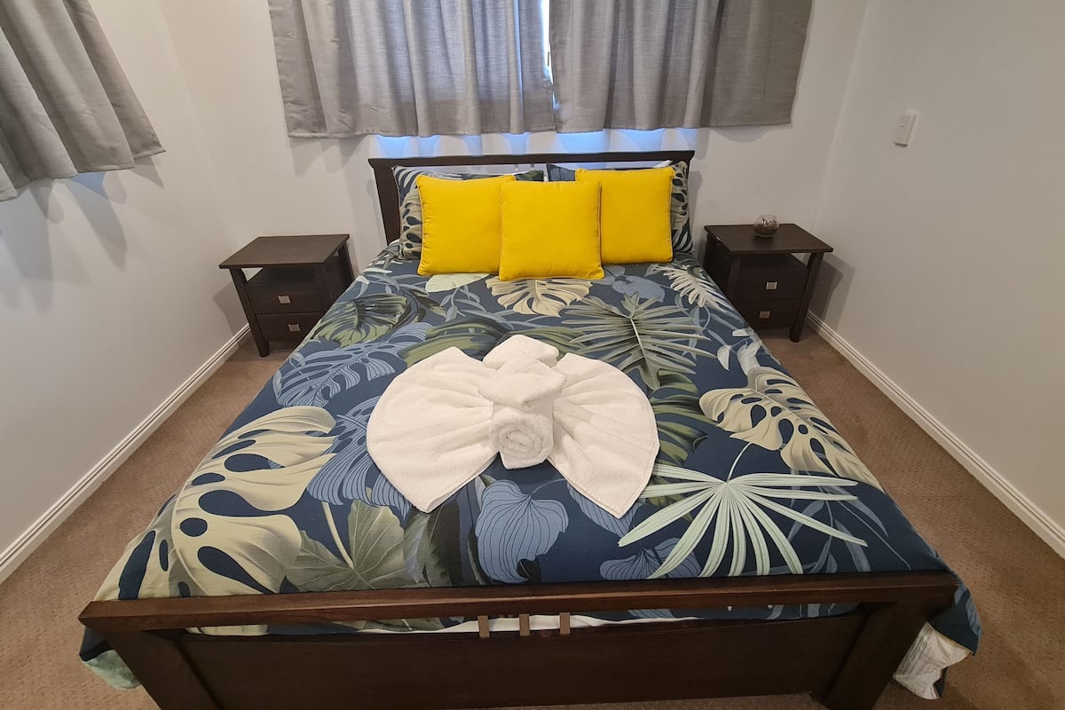 Apartment, 3 Schlafzimmer, am Strand | 2 Schlafzimmer, Bügeleisen/Bügelbrett, Bettwäsche