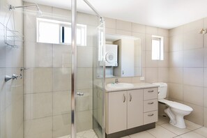 Apartamento, 2 quartos, ao lado da praia | Banheiro | Chuveiro, secador de cabelo, toalhas de banho, sabonete