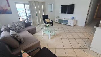 Apartment, 3 Bedrooms, Beachside | Living area