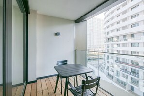 Outdoor dining - Trendy Favoriten 1BR w/ Gym & Lounge, walk to Hauptbahnhof, by Blueground (Vienna)