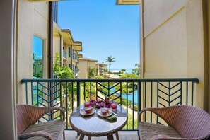 Outdoor dining - D312 - Ocean & Pool View Suite, Amazing Location, Centrally Located & Stunning! (Kapaa)