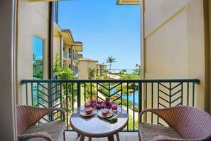 Outdoor dining - D312 - Ocean & Pool View Suite, Amazing Location, Centrally Located & Stunning! (Kapaa)