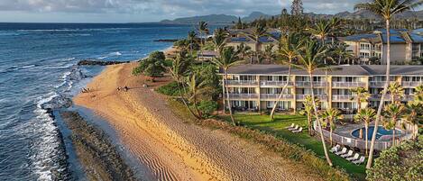 Sulla spiaggia, lettini da mare, teli da spiaggia