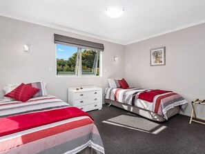 3 bedrooms, iron/ironing board, free WiFi, bed sheets - Denbigh Escape - Perfect location, family-friendly! (Arrowtown)