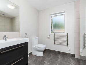 Shower, hair dryer, towels, soap - Denbigh Escape - Perfect location, family-friendly! (Arrowtown)
