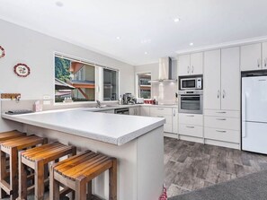 Fridge, microwave, oven, stovetop - Denbigh Escape - Perfect location, family-friendly! (Arrowtown)