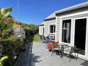 Outdoor dining - Denbigh Escape - Perfect location, family-friendly! (Arrowtown)