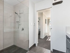 Shower, hair dryer, towels, soap - Denbigh Escape - Perfect location, family-friendly! (Arrowtown)