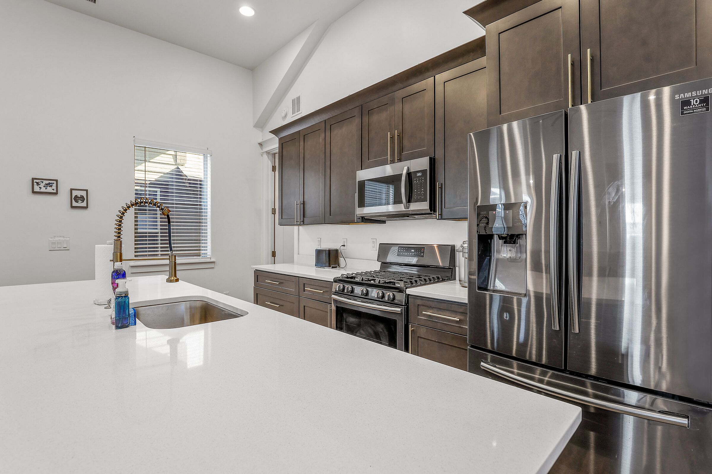 Frigorífico, microondas, horno y placa de cocina