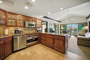 Een koelkast, een microgolfoven, een oven, een kookplaat