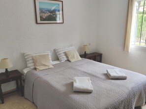 2 bedrooms, iron/ironing board, internet, bed sheets