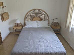 2 bedrooms, iron/ironing board, internet, bed sheets