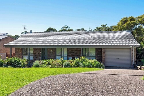 Mollymook Fantastic Beach House - 6 minutes walk to the Beach & Pet Friendly