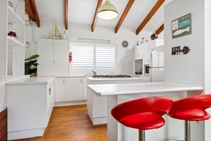 Fridge, microwave, oven, stovetop - Mollymook Fantastic Beach House - 6 minutes walk to the Beach (Mollymook)