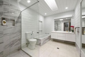 Combined shower/bathtub, hair dryer, towels, soap