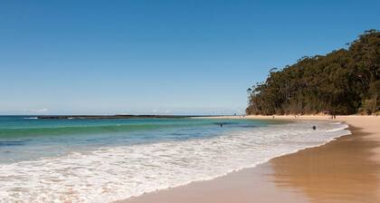 Mollymook Fantastic Beach House - 6 minutes walk to the Beach & Pet Friendly