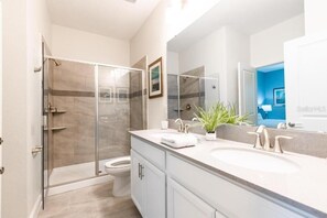 Badewanne, Haartrockner, Handtücher, Seife