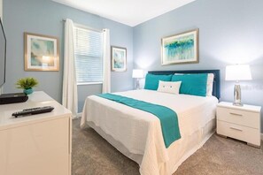 A bedroom with a bed, bedside tables, a desk, and a window with blinds. - Vila 8BR Luxury near DISNEY with Pool, Spa, Free Parking, WiFi, (Reunion)