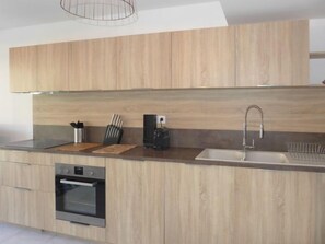 ثلاجة، ميكروويف، فرن، غسالة أطباق