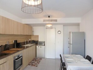 ثلاجة، ميكروويف، فرن، غسالة أطباق