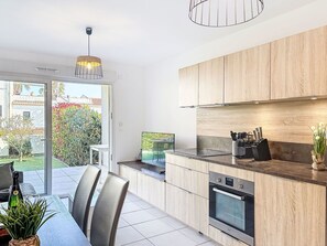 Fridge, microwave, oven, dishwasher - Les Calanques de Saint Aygulf by Interhome (Saint Aygulf)