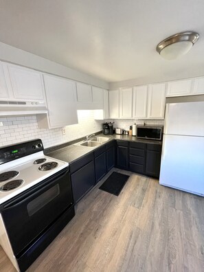 ثلاجة، ميكروويف، فرن، موقد طهي مسطح