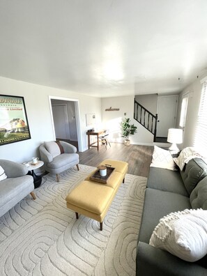 Smart TV, books - Stylish 3 BR house. Downtown Carbondale with fenced in yard. (Carbondale)