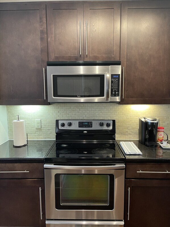 Fridge, microwave, oven, stovetop - NRG/Med Center Retreat Pool, Gym,WIFI (Houston)