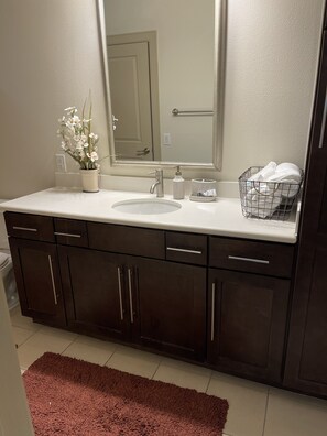 Combined shower/tub, towels, soap, toilet paper