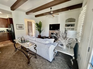 Smart TV, chimenea, Netflix y Hulu 