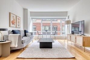 Een televisie, een stereo en een kantoor