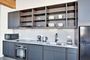 Réfrigérateur, micro-ondes, four, plaque de cuisson