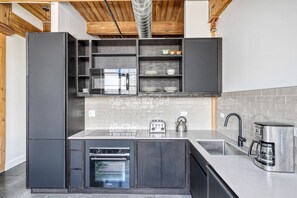 ثلاجة، ميكروويف، فرن، موقد طهي مسطح