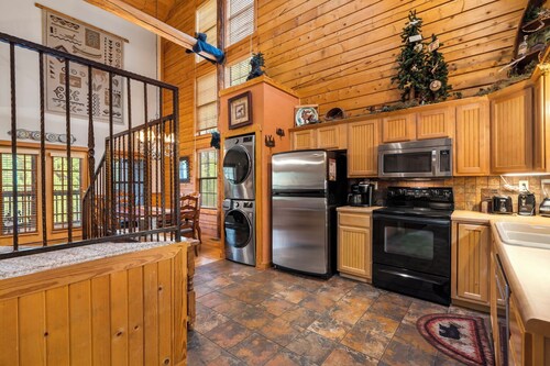 Ozark Country Cabin with Fireplace and Screened Balcony - MINUTES from Shows!
