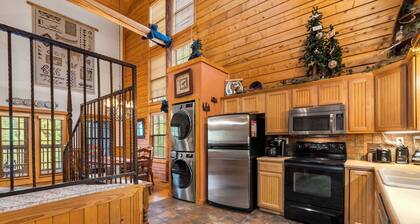 Ozark Country Cabin with Fireplace and Screened Balcony - MINUTES from Shows!
