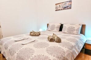 1 bedroom, in-room safe, desk, iron/ironing board