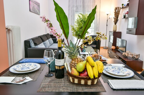 Fernseher, DVD-Player, Bücher