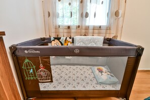 1 slaapkamer, een kluis op de kamer, een bureau