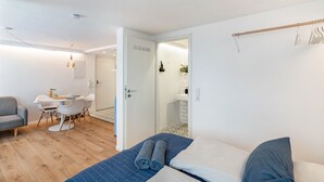 Ett sovrum med en säng, ett skrivbord och en stol.