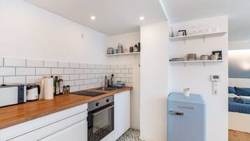 Een koelkast, een oven, een kookplaat, een koffiezetapparaat/waterkoker