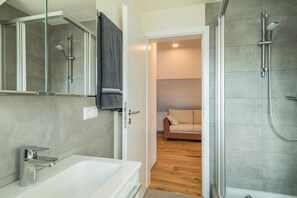 Dusche, Haartrockner, HandtĂŒcher
