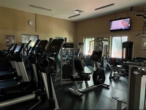 Fitness facility - Amazing salt water pool, patio, yard, laundry, kayaks, BBQ,hot tubprime location (Wilton Manors)