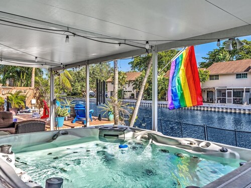 Heated salt water pool, patio, yard, laundry, kayaks, BBQ,hot tub,prime location
