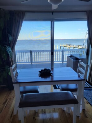Dining - Annapolis Cozy Beachfront/Waterfront w/Chesapeake Bay Bridge view (Annapolis)