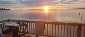 Annapolis Cozy Beachfront/Waterfront w/Chesapeake Bay Bridge view
